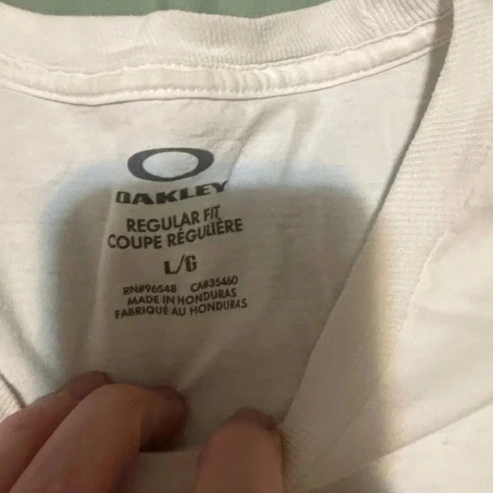 Oakley White Long Sleeve Tee w/Blue & Green Logo Large. No stains - Picture 12 of 12